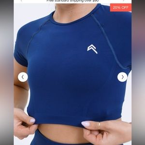 Midnight EFFORTLESS SEAMLESS SHORT SLEEVE CROP TOP - Size M.